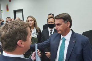 Entidades entregam manifesto sobre a BR-470 ao presidente