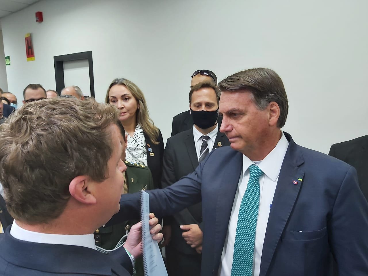 Entidades entregam manifesto sobre a BR-470 ao presidente