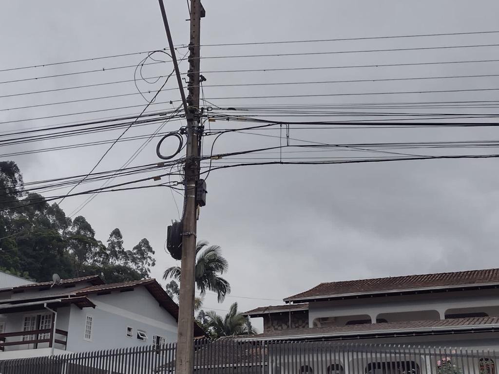 Empresas de Gaspar são intimadas a regularizar cabeamento de postes de luz